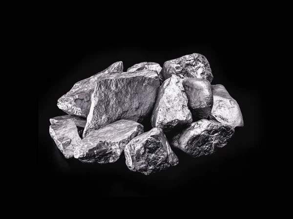 黒い背景の石の床に銀やプラチナの破片が 南アフリカから鉱石を輸出 — ストック写真
