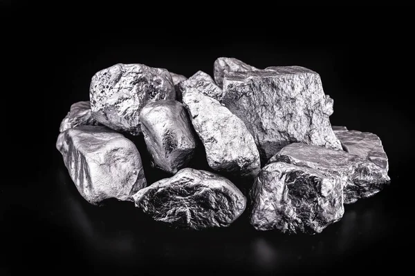 Taş Zeminde Siyah Zemin Üzerinde Gümüş Platin Bir Parça Vardı — Stok fotoğraf