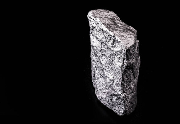 Сырой марганец. Марганцевый камень изолирован на черном фоне. Добыча тяжелых металлов
.
