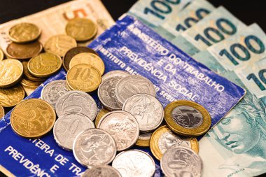 Brezilya 'dan eski çalışma kartı, eski ve ele alınmış belge. Gerçek paraların yanında, Brezilya parası. İşsizlik ve ekonomik kriz kavramı.