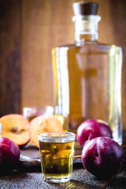 Alkole dayalı Brezilya eriği içeceği. Kırmızı erik cachaca.