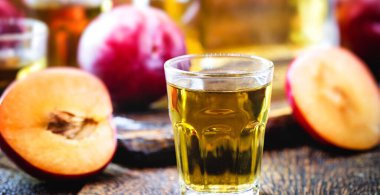 Alkole dayalı Brezilya eriği içeceği. Kırmızı erik cachaca.