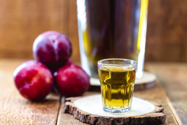 Alkoholhaltig Dryck Gjord Plommon Frukt Likör Med Rustik Trä Bakgrund — Stockfoto