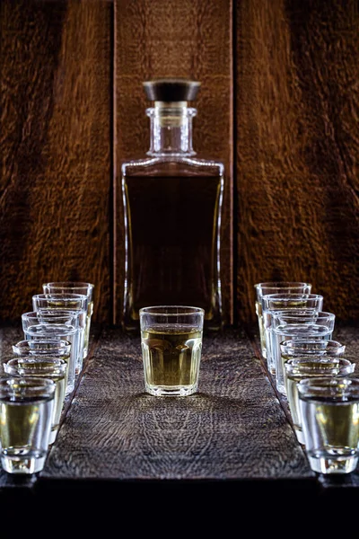 Szklanka Napoju Alkoholowego Butelką Tle Rustykalne Ustawienie Brazylijski Złoty Typ — Zdjęcie stockowe