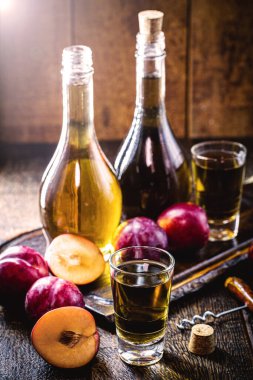 Erikten yapılmış alkollü içecek. Umeshu, Japon kırsal ahşap arka planda yapılmış..