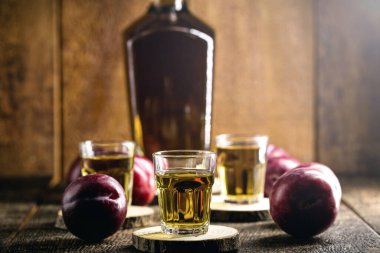 Erikten yapılmış alkollü içecek. Umeshu, Japon kırsal ahşap arka planda yapılmış..