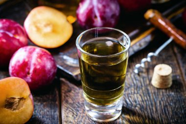 Erikten yapılmış alkollü içecek. Umeshu, Japon malı.