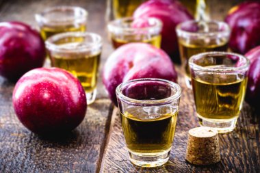 Erikten yapılmış alkollü içecek. Umeshu, Japon malı.