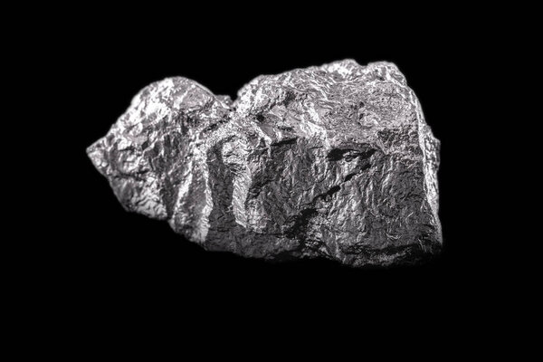 кобальтовый камень на черном изолированном фоне. Промышленная руда в строительстве и медицине.