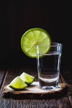 Yüksek kaliteli damıtılmış alkol. Brezilya cachaca 'sı (pinga denir) limon, damla, votka, beyaz rom, içki, ozo, sake veya brendi ile alınır. Kırsal ahşap arka planda iç.