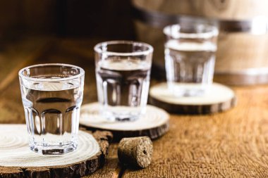 Yüksek kaliteli damıtılmış alkol. Brezilya gümüşü cachaca, Pinga, votka, beyaz rom, likör, saf içecek, Poitn, sake, vermut, brendi veya Absinthe olarak adlandırılır..