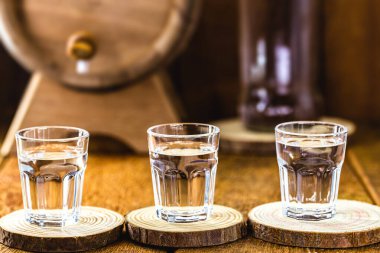 Yüksek kaliteli damıtılmış alkol. Brezilya gümüşü cachaca, Pinga, votka, beyaz rom, likör, saf içecek, Poitn, sake, vermut, brendi veya Absinthe olarak adlandırılır..