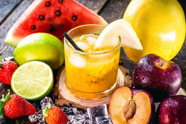 Braziliaanse Caipirinha Typisch Braziliaanse Cocktail Gemaakt Van Passievrucht Cachaca Suiker — Stockfoto