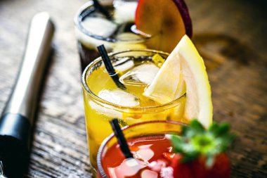 Meyveli alkollü içecekler, mojito ya da Caipirinha olarak bilinen içecek. Limon, çarkıfelek meyvesi, çilekli karpuz ve erik aromalı, seçici odak.