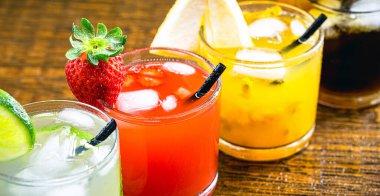 Meyveli alkollü içecekler, mojito ya da Caipirinha olarak bilinen içecek. Limon, tutku meyvesi, çilekli karpuz ve erik aromalı..
