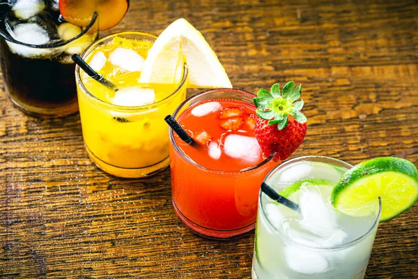 果物とアルコール飲料のメガネ モヒートやカイピリーニャとして知られている飲み物 レモン パッションフルーツ ストロベリースイカと梅の味 — ストック写真