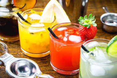 Caipirinha olarak bilinen Brezilya içeceği, meyveli cachaa 'dan yapılır. Karpuz, çilek, limon, şeftali ve erik aromalı.