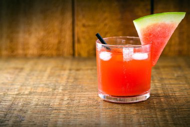 Brezilya Caipirinha 'sı, meyveli cachaca içeceği, ahşap arka planda. karpuz aromalı