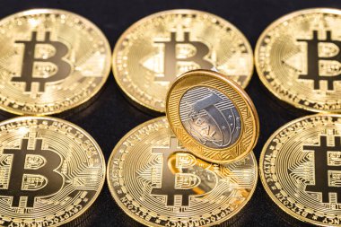 Bir gerçek para, Brezilya 'dan gelen para, bir kaç bitcoin üzerinden. Dijital para birimi madenciliği kavramı.
