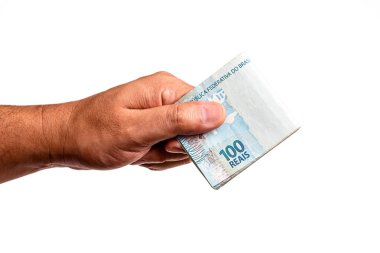 Brezilya 'dan gelen 100 reais banknotun el ele tutuşması, izole edilmiş beyaz arka planda. Banka taslak veya mali kar kavramı