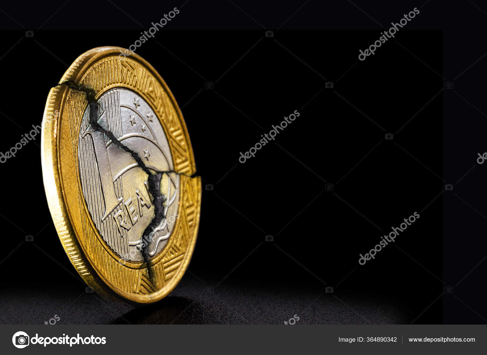 一个巴西真硬币碎了裂成了两半巴西经济危机的概念货币贬值或损失在孤立的黑色背景上的硬币值一个真正的——图库图片©