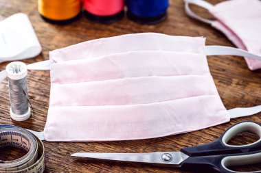 Brezilyalı bir zanaatkar tarafından yapılan ev yapımı nefes maskesi. Koronavirüs salgını sırasında iş fırsatı