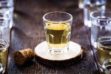 Küçük dozda yüksek kaliteli damıtılmış alkol. Brezilya gümüşü cachaca 'sı, Pinga, yanında votka, beyaz rom, poitn ve absinthe..