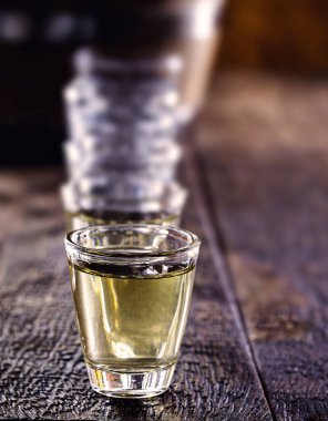 Küçük dozda yüksek kaliteli damıtılmış alkol. Brezilya gümüşü cachaca 'sı, Pinga, yanında votka, beyaz rom, poitn ve absinthe..