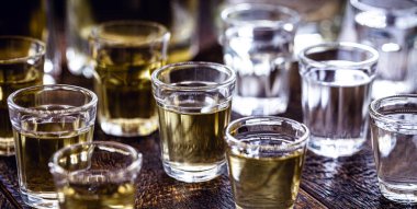 Alkollü içki bardakları, az dozda. Rom, votka, vermut, cachaca, cin ve içki..