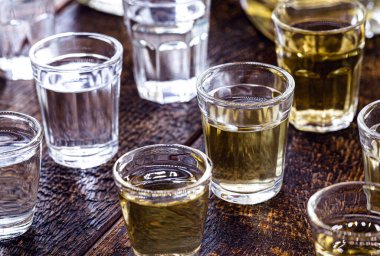 Alkollü içki bardakları, az dozda. Rom, votka, vermut, cachaca, cin ve içki..