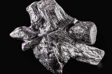 Paladyum, katı halde oda sıcaklığında büzülen kimyasal bir elementtir. Endüstride kullanılan metal. Mineral çıkarma kavramı.