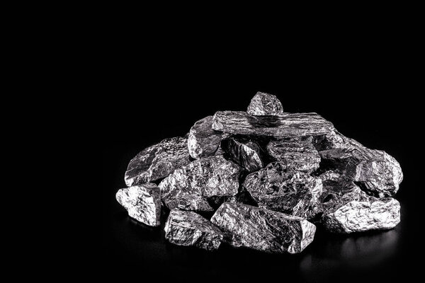 Палладий химический элемент, который при комнатной температуре сжимается в твердом состоянии. Металл, используемый в промышленности. Концепция добычи полезных ископаемых.