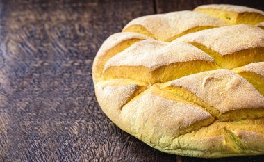 Brezilya yapımı ev yapımı mısır ekmeği, organik ve koruyucuları yok. Doğal ürün, kırsal ahşap arka plan.