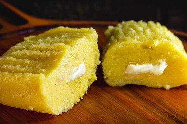 Brezilya tatlı mısırı, adı pamonha. Makro fotoğrafçılık, kapat. Kırsal peynirli mısır kreması.