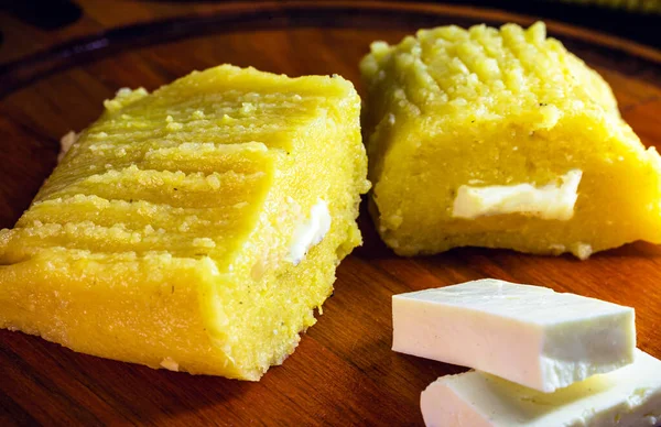 Brezilya tatlı mısırı, adı pamonha. Makro fotoğrafçılık, kapat. Kırsal peynirli mısır kreması.