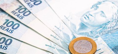 100 Brezilya reais banknotları, 600 reais toplam değer, Brezilya hükümetinden nüfusa acil yardım.