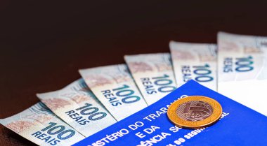 Brezilya çalışma kartında 100 reais fatura, Portekiz Çalışma ve Sosyal Güvenlik Bakanlığı 'nda yazılmış belge. Karantina döneminde ödenmiş acil yardım kavramı.