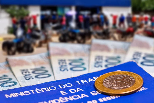 Bankovky 100 Reais Brazílie Pracovní Kartě Rozmazanou Řadou Lidí Pozadí — Stock fotografie