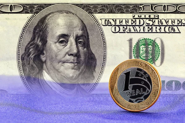 Brasilianisches Geld Hundert Dollar Scheine Und Ein Real Münzen Hintergrund — Stockfoto