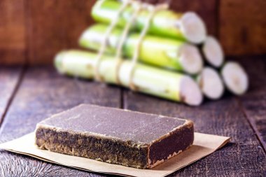 Rapadura, Brezilya 'da Cear, Brezilya' da üretilen, şeker bazlı şeker kamışı bazlı bir tatlıdır. Bölgesel festivallerin geleneği