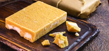 Rapadura, panela, mukavva, piloncillo, chancaca, empanizao ve tapa de dulce denilen Azorean veya Kanarya kökenli şeker kamışına dayanıyor. Latin Amerika 'da tüketilen.