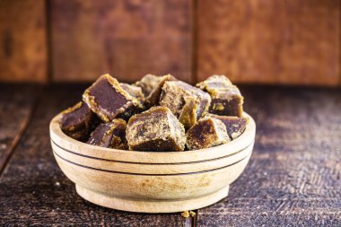 Şeker kamışı şekeri, adı Rapadura, karton, piloncillo, chancaca, mumyalama ve tapa-doce. Latin Amerika 'nın her yerinde el yapımı..