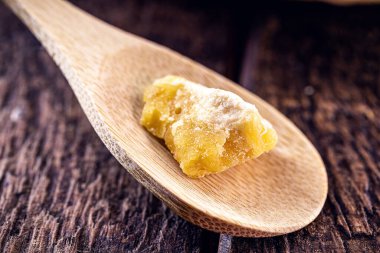 Kırsal ahşap bir kaşıkta tatlı esmer şeker. Brezilya ve Latin Amerika 'nın tatlı tipik şeker kamışından yapılmış