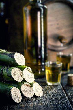 Damıtılmış içeceklerde kullanılan şeker kamışı, kırsal ahşap döşemeler, hala.