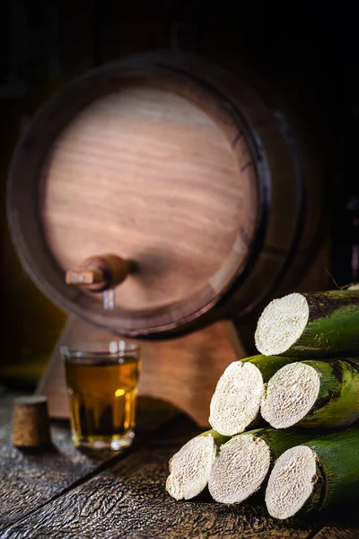 브라질 에서는 증류주라고 불리우는 알코올 잔이다 나무의 — 스톡 사진