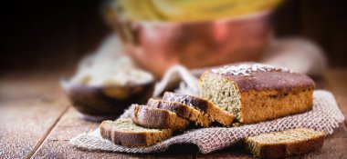 Yulaflı ev yapımı vejetaryen ekmeği. Dilimlenmiş ekmek, muz aromalı. Sağlıklı yaşam tarzı, vejetaryen yaşam tarzı