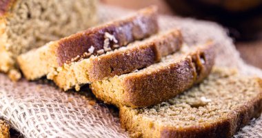 Yulaflı ev yapımı vejetaryen ekmeği. Dilimlenmiş ekmek, muz aromalı. Sağlıklı yaşam tarzı, vejetaryen yaşam tarzı