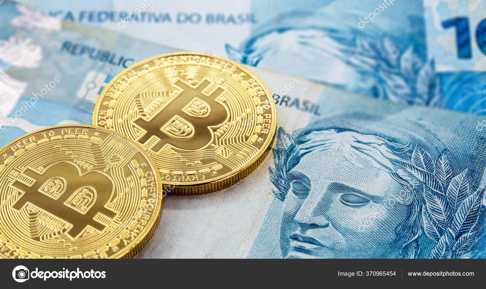 电子比特币背面有100美元的钞票巴西雷亚尔对分散化货币的贬值—— 库存社论照片© robertohunger #370965454