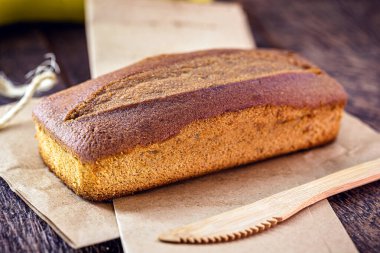 Kırsal ahşap arka planda muz aromalı vegan ekmeği.