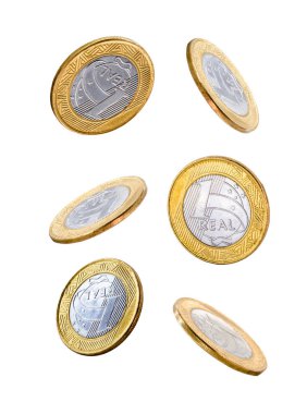 Beyaz arka planda izole edilmiş Brezilya paralarından birini düşürmek